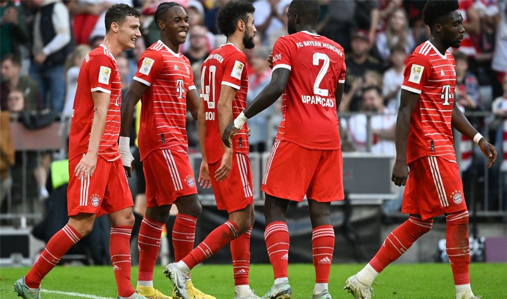 Die Spieler von Bayern München jubeln über das Tor zum 5:1.