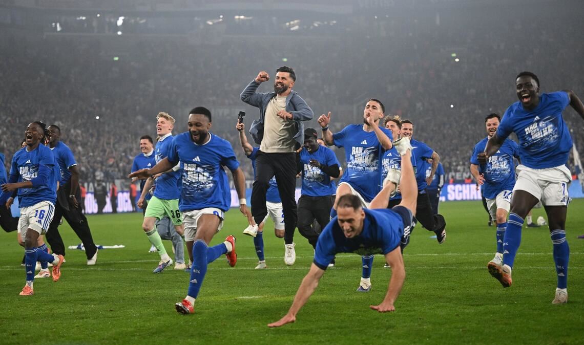 Die Spieler von Schalke jubeln über den Aufstieg in die Bundesliga.