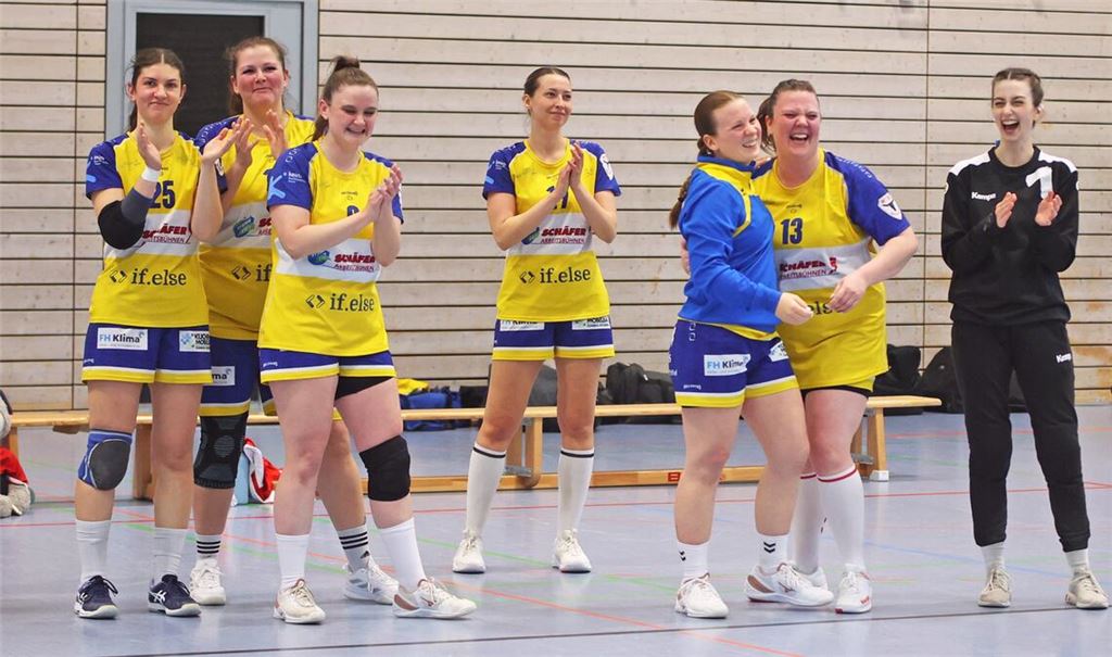 Die Spielerinnen der SG Niefern/Mühlacker verabschieden sich nach einem Remis gegen Neureut gut gelaunt von den Zuschauern in der Kirnbachhalle. Fotos: Müller