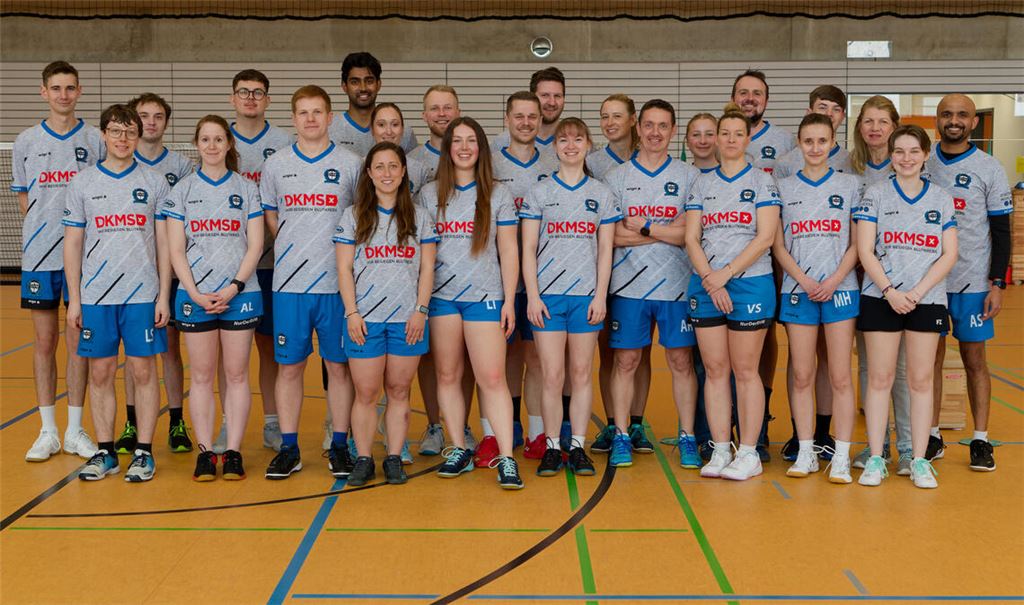 Die Spielerinnen und Spieler der drei Teams des Badmintonvereins Mühlacker (BVM) vereint fürs Gruppenbild zum Saisonstart. Foto: privat.