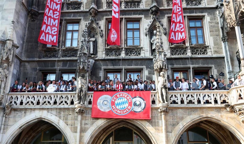 Die Spielerinnen und Spieler des FC Bayern feiern gemeinsam auf dem Rathaus-Balkon.