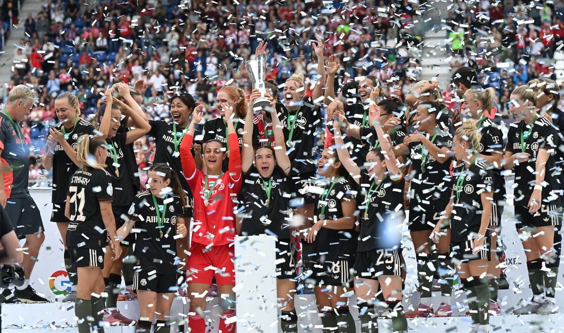 Bilder des Tages Die Spielerinnen von Bayern München bejubeln ihren Sieg beim DFB-Supercup der Frauen über den VfL Wolfsburg.