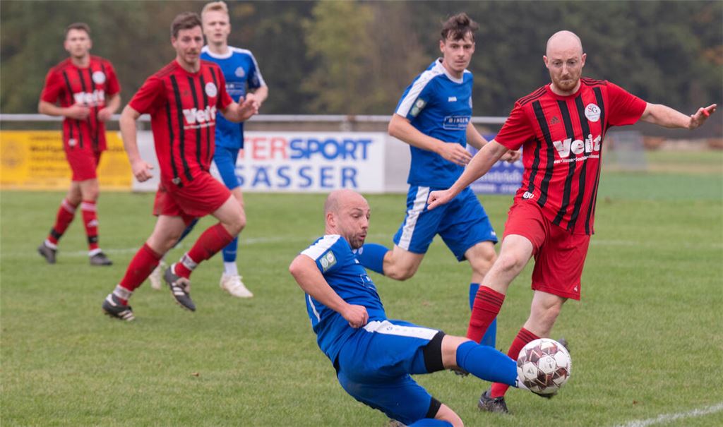 Die Spielgemeinschaft Ölbronn-Dürrn (rote Trikots) behält gegen den 1. FC Ersingen die Oberhand. Foto: Fotomoment