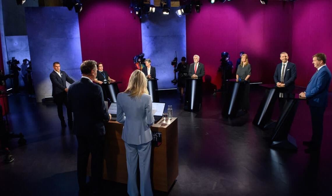 Die Spitzenkandidaten Thomas Schulze (hinten l-r, BSW), Susan Sziborra-Seidlitz (Bündnis 90/Die Grünen), Lydia Hüskens (FDP), Armin Willingmann (SPD), Eva von Angern (Die Linke), Ulrich Siegmund (AfD) und Sven Schulze (CDU) stehen in der MDR-Wahlarena an den Rednerpulten. Im Vordergrund stehen die Moderatoren Gunnar Reske (l) und Susann Reichenbach.