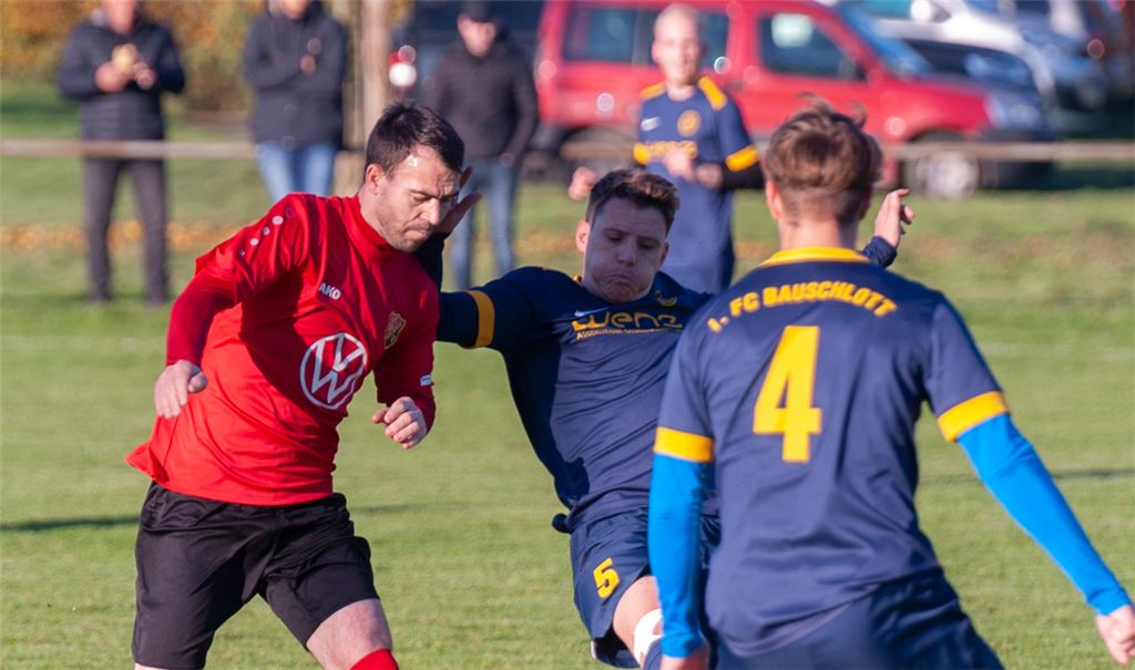 Die Sportfreunde Mühlacker besiegen den 1. FC Bauschlott knapp mit 3:2.Foto: Fotomoment