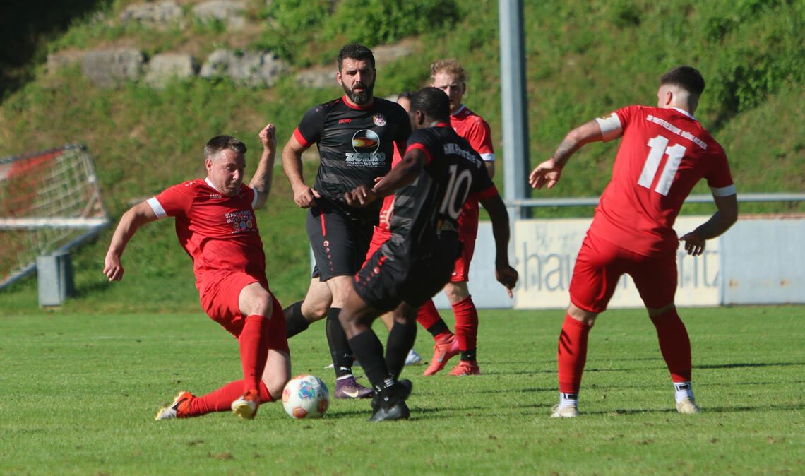 Die Sportfreunde Mühlacker (in Rot) verpassen durch ein 2:3 auf dem Platz der Kickers Pforzheim gegen HNK Pforzheim einen Klassenerhalt auf den letzten Drücker.Foto: Rubner