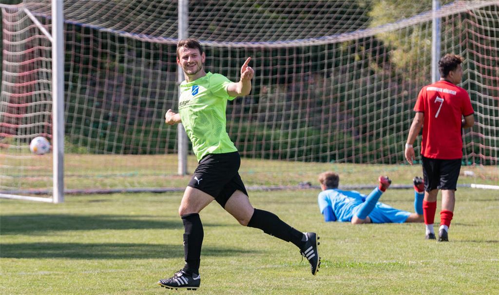Die Sportfreunde Mühlacker müssen sich im Duell gegen den FV Knittlingen (hellgrünes Trikot) geschlagen geben. Am Ende jubeln die Gäste. Fotos: Fotomoment