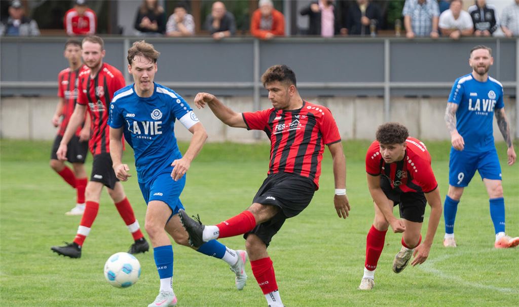 Die Sportfreunde Mühlacker (rot-schwarze Trikots) müssen sich Buckenberg beugen, können das Spiel gegen den Kreisligisten jedoch lange Zeit offen gestalten. Fotos: Fotomoment