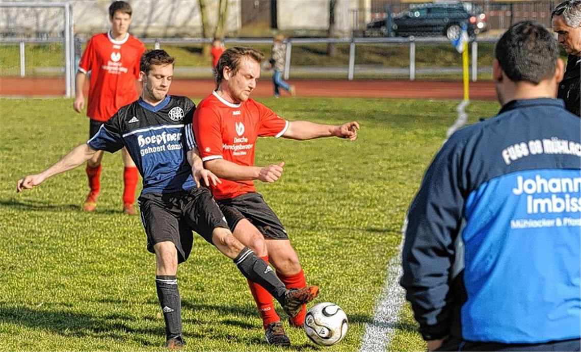 Die Sportfreunde Mühlacker (rote Trikots) kommen als Favorit zur FVgg 08 Mühlacker, müssen sich jedoch mit einem Punkt begnügen.