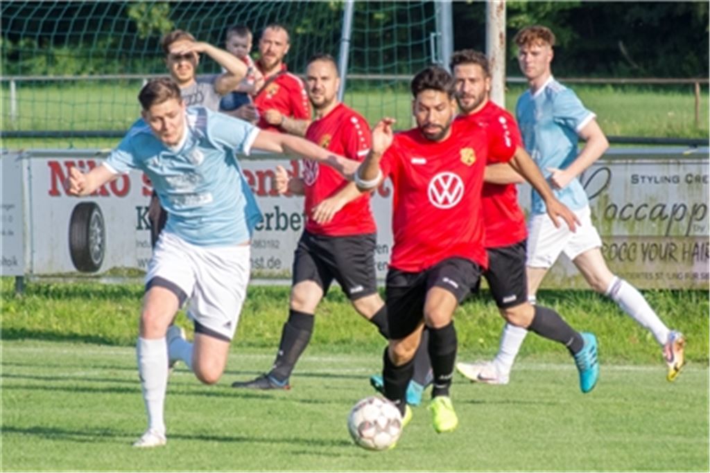 Die Sportfreunde Mühlacker (rote Trikots) spielen auf dem heimischen Rasen gegen den 1. FC Ispringen. Foto: Fotomoment