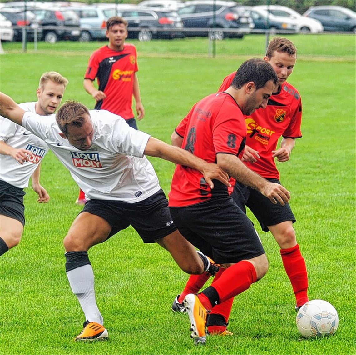 Die Sportfreunde Mühlacker (rote Trikots) verkaufen sich gut gegen den FV Öschelbronn und gewinnen das Pokalspiel nach Elfmeterschießen mit 6:5. 