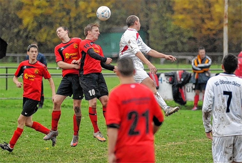 Die Sportfreunde Mühlacker (rote Trikots) verlieren ihr Heimspiel gegen die SG Ölbronn-Dürrn deutlich mit 1:5. Foto: Fotomoment