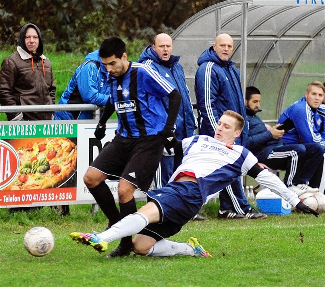 Die Sportfreunde Mühlacker (weiße Trikots) spitzeln dem FC Viktoria erstmals seit zehn Jahren die Punkte weg – zum Leidwesen von Enzbergs Trainer Sascha John (Hintergrund Mitte) und seinem Co-Trainer und Bruder Georg JOhn.