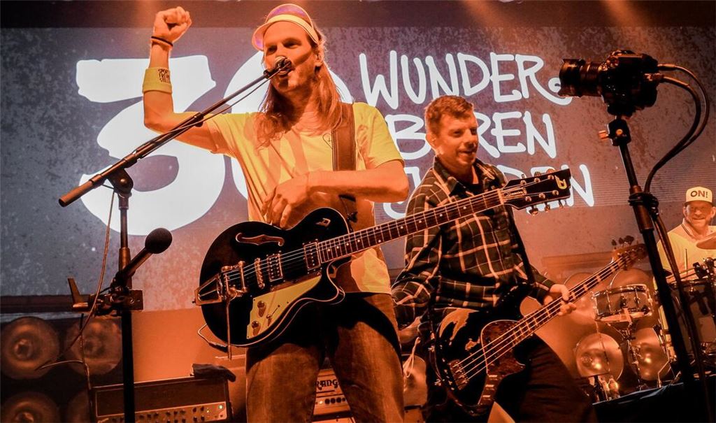 Die Sportfreunde Stiller feierten in der ausverkauften Liederhalle in Stuttgart 30 Jahre Bandgeschichte.