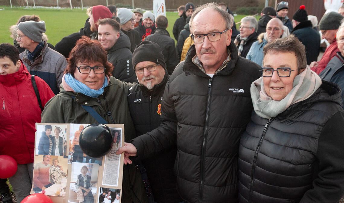 Die Sportfreunde-Vorstandsmitglieder Bettina Blutbacher, Jürgen Banz, Hans-Jürgen Bürk und Birgit Essig (von links) trauern um Klara Weber.
