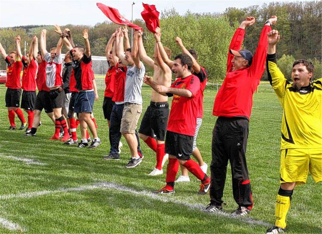 Die Sportfreunde feiern mit ihren Fans den Derbysieg. Noch vier Punkte aus vier Spielen, dann ist der Titel auch rechnerisch sicher. Foto: Eigner
