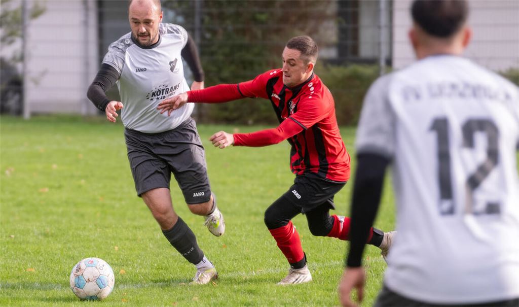 Die Sportfreunde (in Rot) erkämpfen sich den Sieg beim FV Lienzingen. Foto: Fotomoment
