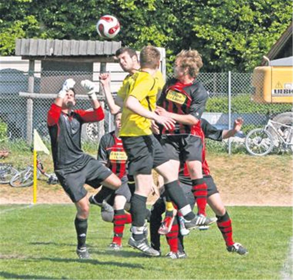Die Sportfreunde (in Rot) sorgen für viel Betrieb vor FVL-Keeper Manuel Bergtold (li.) Foto: Eigner