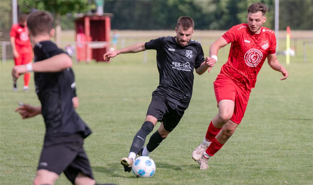 Die Sportfreunde (in Schwarz) lassen gegen Maulbronn nichts anbrennen. Foto: Fotomoment