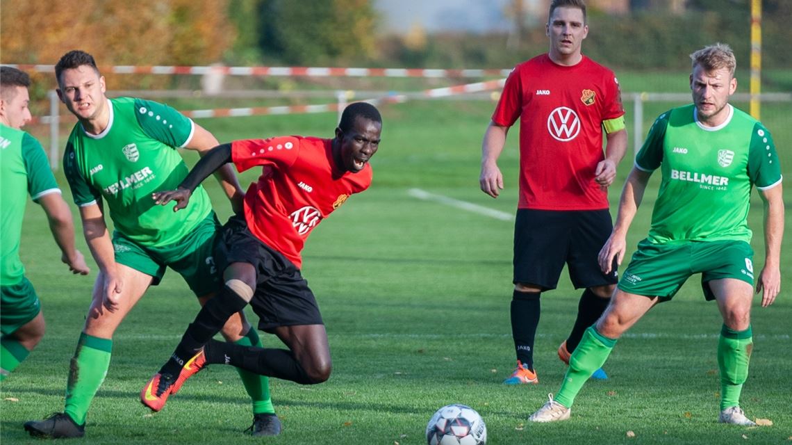 Die Sportfreunde kämpfen um den Sieg gegen den FV Niefern IIFoto: Fotomoment