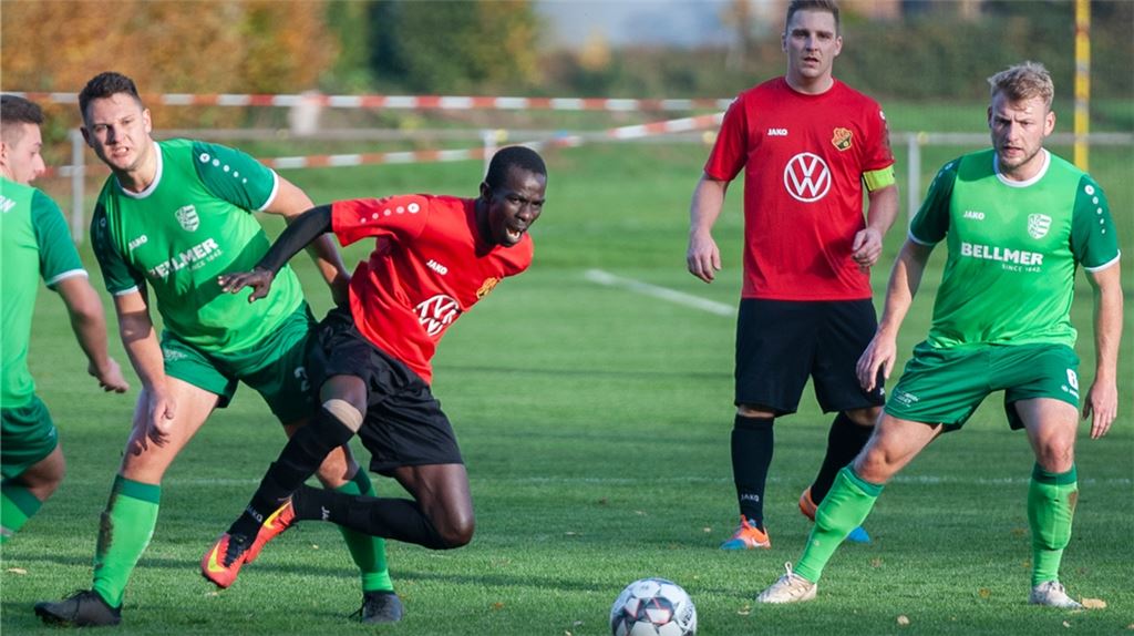 Die Sportfreunde kämpfen um den Sieg gegen den FV Niefern IIFoto: Fotomoment
