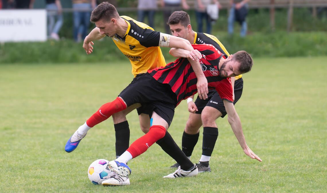 Die Sportfreunde (rot-schwarz) unterliegen dem FV Lienzingen. Foto: Fotomoment