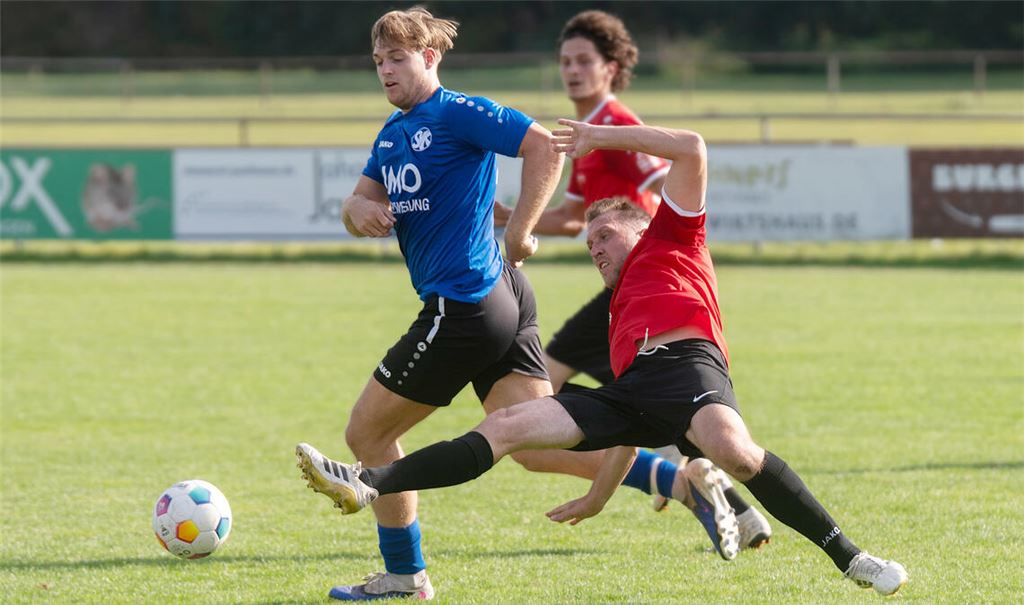 Die Sportfreunde (rote Trikots) freuen sich über einen Punktgewinn gegen eine „sehr, sehr gute Truppe aus Königsbach“. Foto: Fotomoment