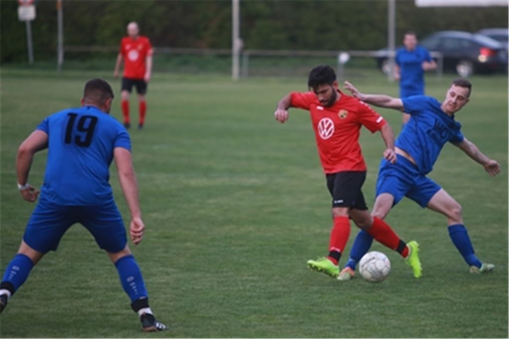 Die Sportfreunde (rote Trikots) spielen gut, holen gegen Königsbach aber nur einen Punkt. Foto: Huber