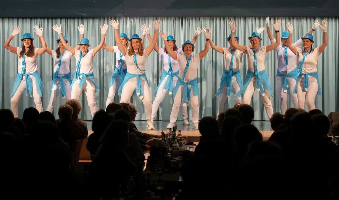 Die Sportfreundinnen der Tanzgruppe des TSV Ölbronn erfüllen den Wunsch der Gäste nach einer Zugabe gerne. Fotos: Fotomoment