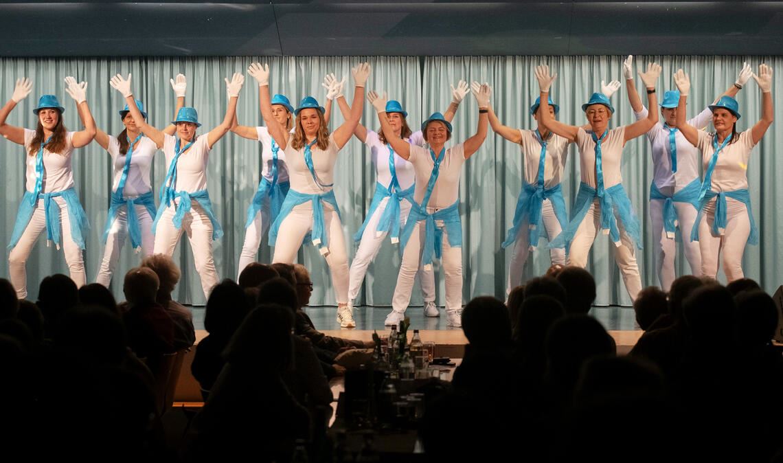 Die Sportfreundinnen der Tanzgruppe erfüllen den Wunsch nach einer Zugabe gerne.