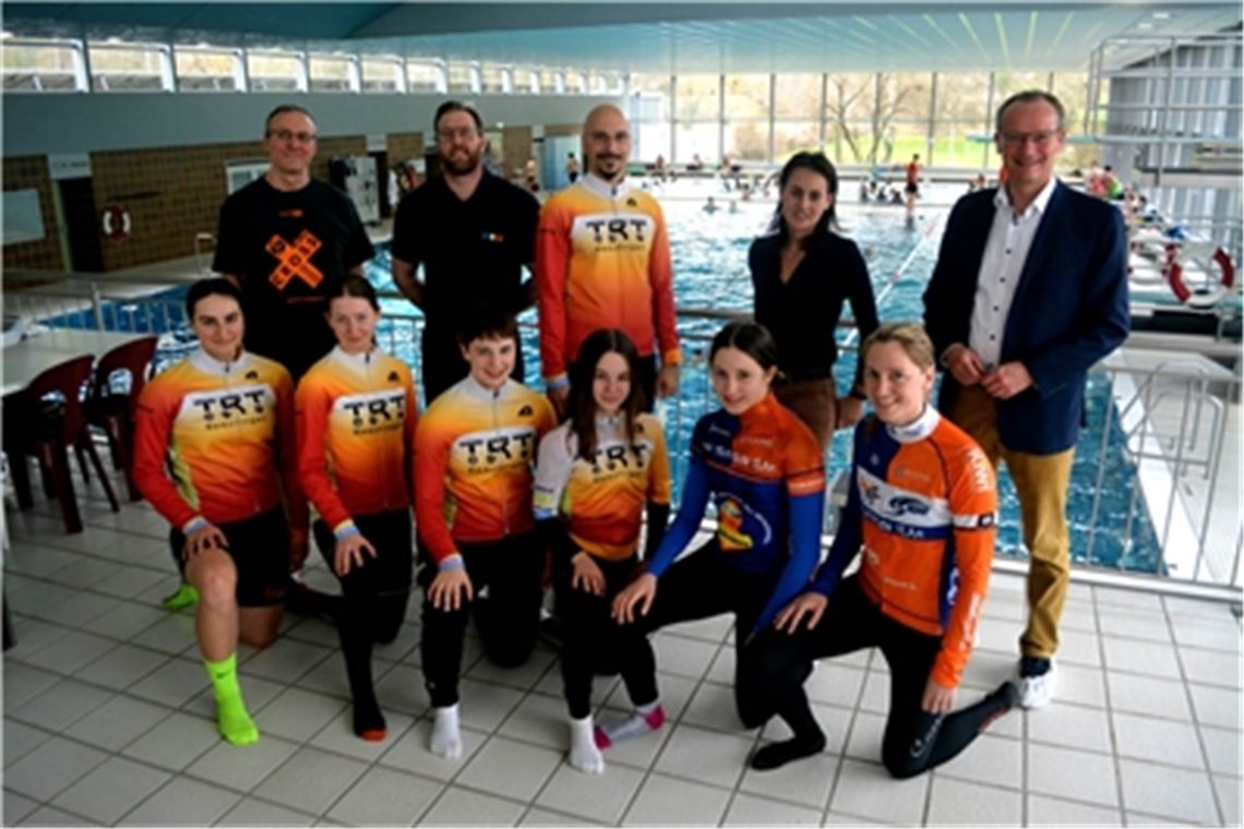 Die Sportlerinnen des TRT Remchingen wollen in die erste Bundesliga. Unterstützt werden sie von Joachim Fleig (hintere Reihe v.li.), dem Mühlacker Bäder-Chef Andreas Pfisterer, Jörg Frey, Sabine Strein und dem Abgeordneten Gunther Krichbaum. Fotos: Stahlfeld, privat