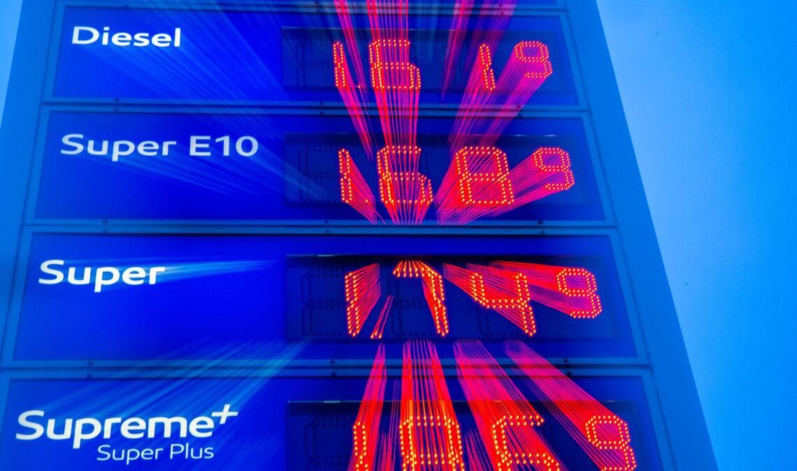 Die Spritpreise ändern sich an vielen Tankstellen alle paar Stunden. Damit soll künftig Schluss sein.