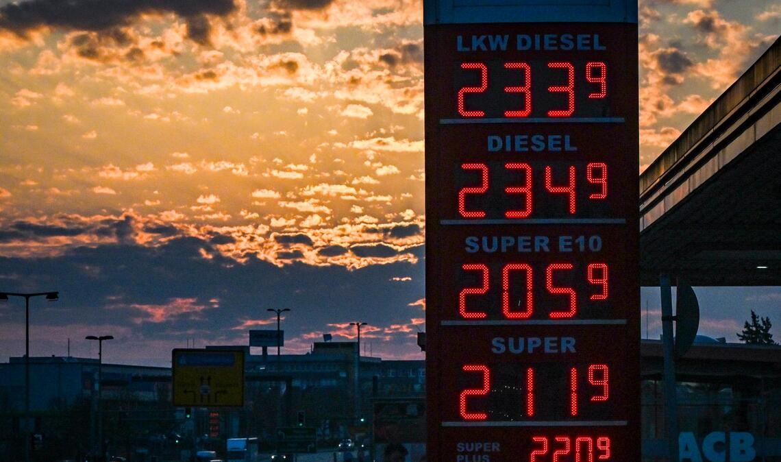 Die Spritpreise an den Tankstellen steigen und steigen.