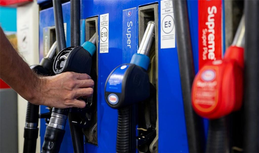 Die Spritpreise an der Tankstelle sind explodiert, die Bundesregierung will sie mit Tankrabatt und Spritpreisdeckel senken. Das stößt auf Kritik.