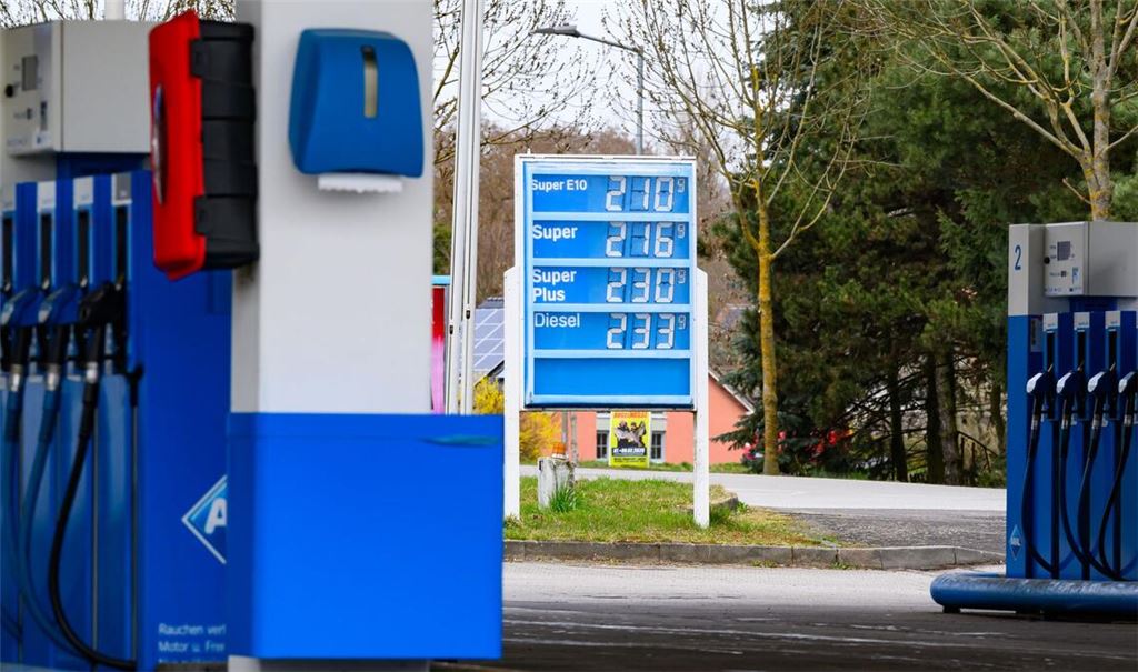 Die Spritpreise drehen aktuell wieder nach oben. (Archivbild)