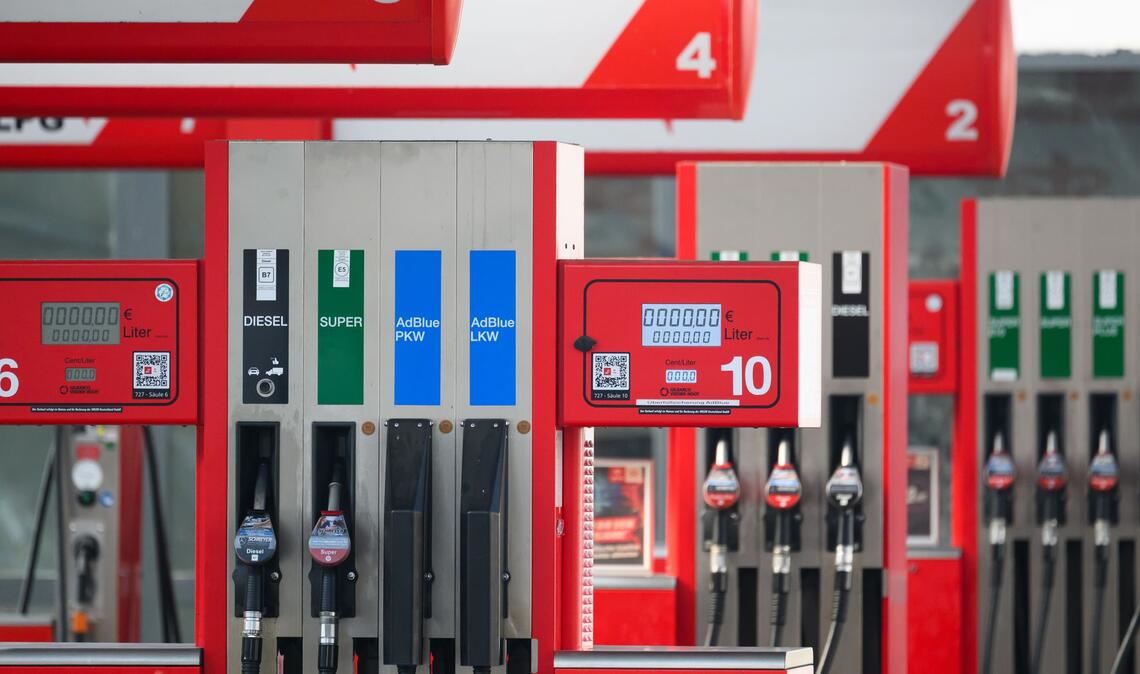 Die Spritpreise haben erneut kräftig angezogen. Insbesondere bei Diesel. (Archivbild)