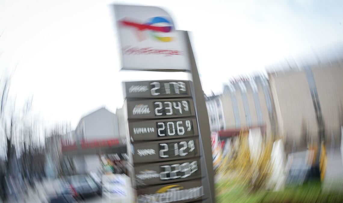 Die Spritpreise pendeln sich auf hohem Niveau ein. (Symbolbild)