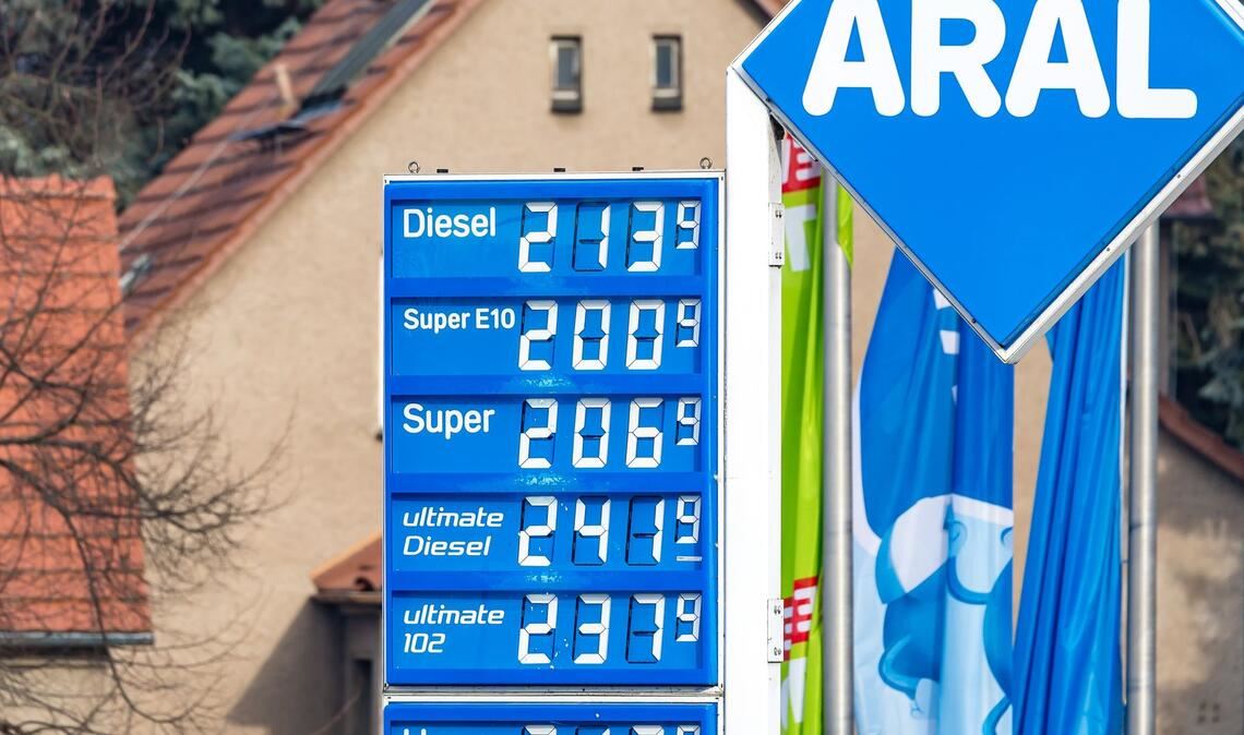 Die Spritpreise pendeln sich langsam auf einem sehr viel höherem Niveau als vor Kriegsbeginn ein. (Archivbild)