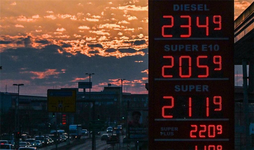 Die Spritpreise steigen – Aktien, Gold und Silber sind unter Druck.