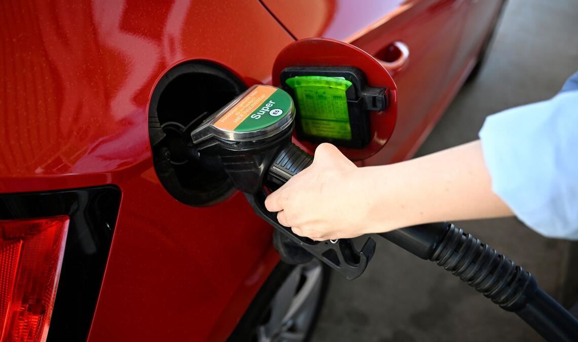 Die Spritpreise ziehen vor dem Inkrafttreten der erhofften Preisbremse etwas an. (Illustration)