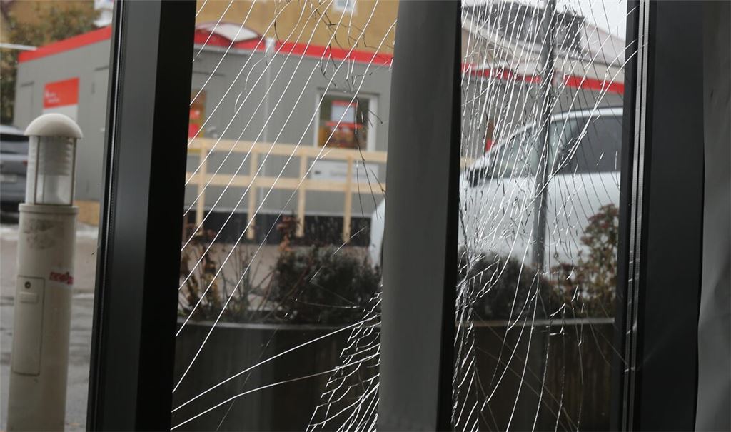 Die Spuren der Tatnacht sind in der Sparkassenfiliale in Wiernsheim noch nicht behoben, deshalb ist auf dem Parkplatz ein Container-Provisorium entstanden. Fotos: Deeg