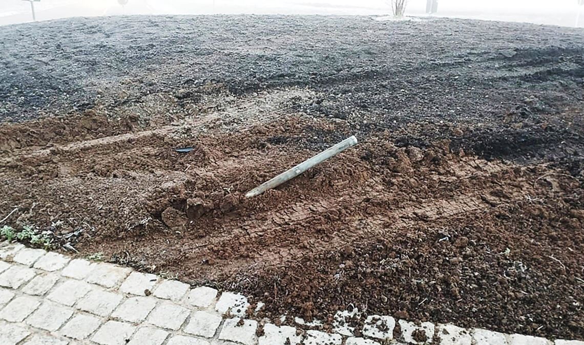 Unbekannter rauscht über neu angelegten Kreisverkehr bei Lomersheim Die Spuren sind nicht zu übersehen. Foto: privat