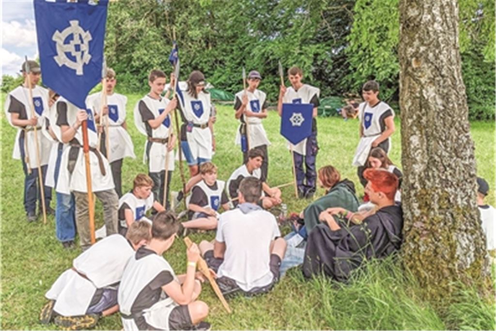 Die St.-Georgspfadfinder als „Garde“, die sich mit selbst gebastelten Speeren mit Schaumstoffspitze gewappnet hat. Foto: privat