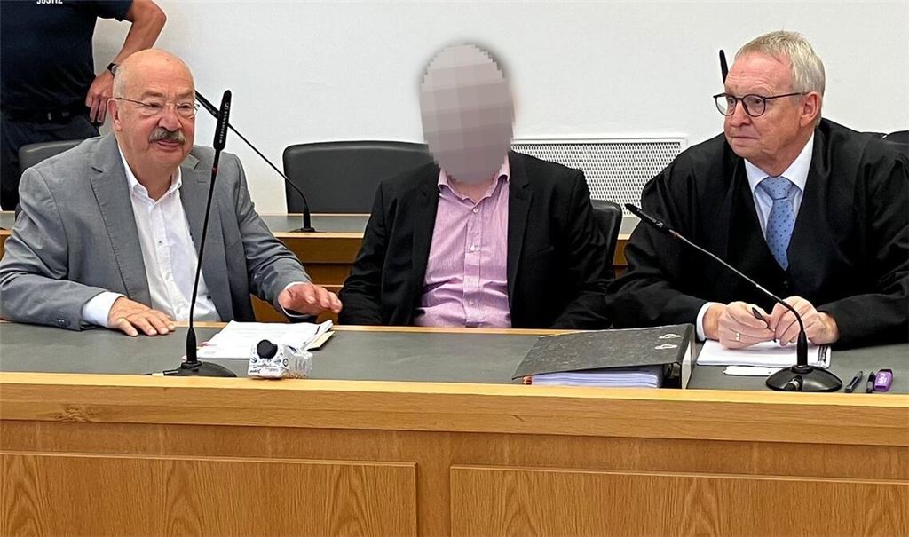Die Staatsanwaltschaft legt dem Angeklagten versuchten heimtückischen Mord, gefährliche Körperverletzung sowie einen Verstoß gegen das Waffengesetz zur Last.