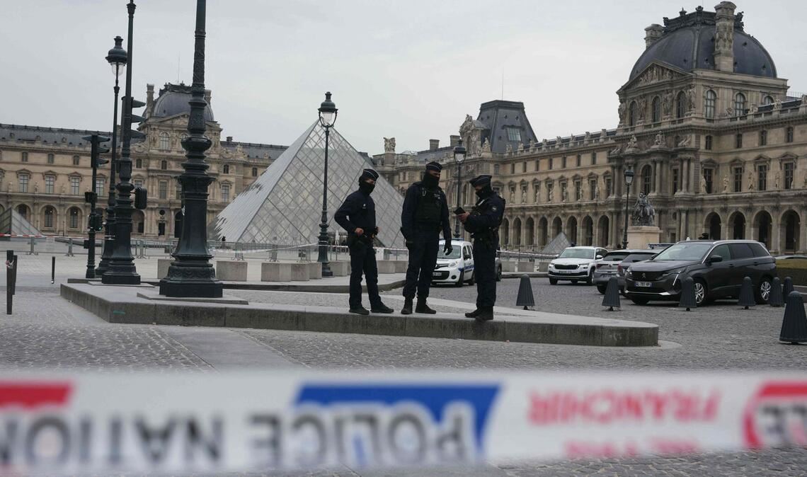 Die Staatsanwaltschaft vermutet organisierte Banden hinter dem spektakulären Diebstahl historischer Juwelen aus dem Pariser Louvre (Archivfoto).