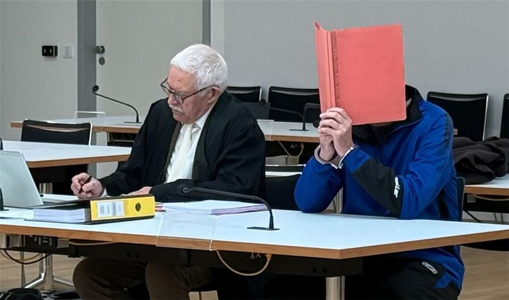 Die Staatsanwaltschaft wirft dem Angeklagten (rechts) Mord im Zustand der Schuldunfähigkeit vor.