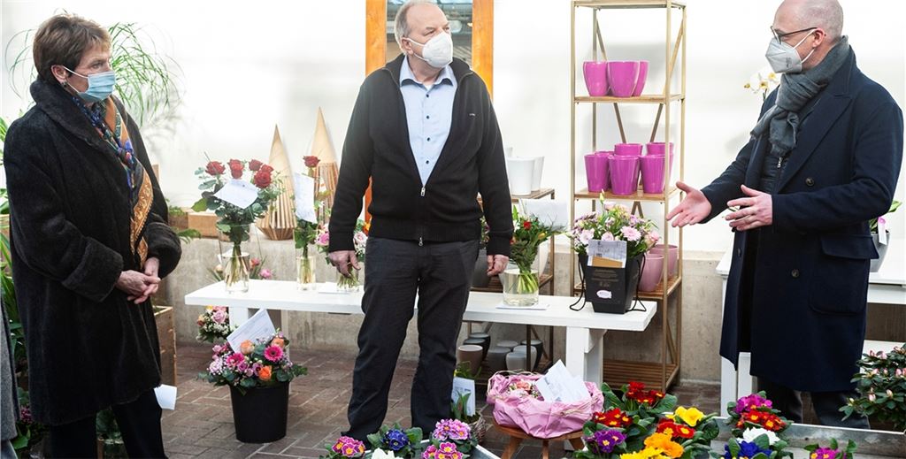 Die Staatssekretärin und CDU-Landtagsabgeordnete Friedlinde Gurr-Hirsch (li.) hört sich die Sorge der Floristen und Gärtner an. Initiiert hat das Treffen der CDU-Kandidat des Enzkreises, Philippe Singer (re.). Martin Rudolf vom gleichnamigen Blumenhaus in Mühlacker fordert angesichts eines sinkenden Inzidenz-Wertes von der Politik „mehr Differenzierungen“ bei den Corona-Maßnahmen. Fotos: Fotomoment