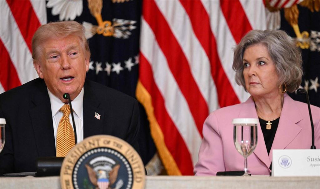 Die Stabschefin im Weißen Haus, Susie Wiles, neben Präsident Donald Trump. (Archivbild)