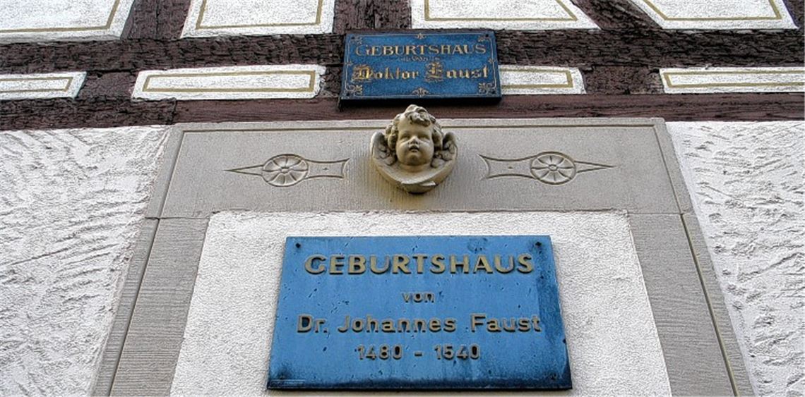 Die Stadt Knittlingen hat das Geburtshaus des historischen Faust erworben. Dort könnte das Leben des geheimnisumwitterten Magiers plastisch dargestellt werden – in einer Alchemistenküche.