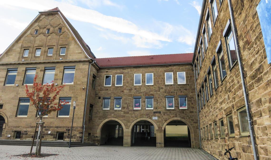 Die Stadt Knittlingen muss sparen: Eine Neugestaltung des Schulhofs an der Faustschule muss ebenso von der Wunschliste gestrichen werden wie viele andere Maßnahmen. Fotos: Archiv/Becker